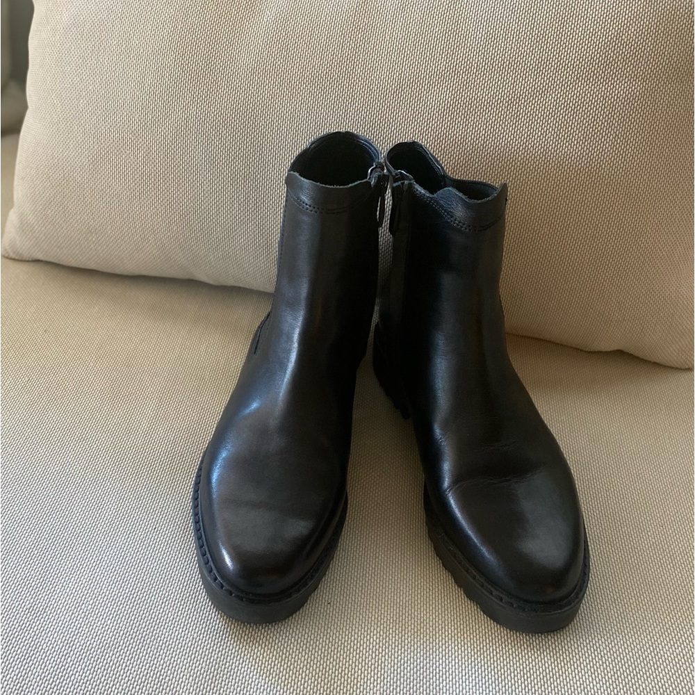 Franco Sarto Chelsea Boots. Beautiful Black leather upper. Size 7